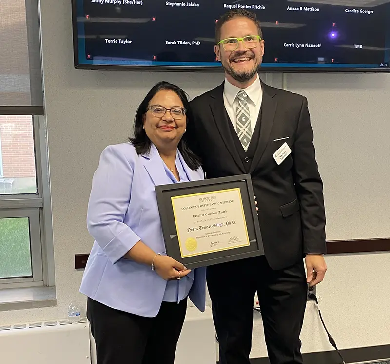 Dr. Tewari-Singh receiving her award from COM CAC Chair Dr. Nathan Tykocki 